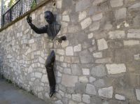 Tag 4 09.04.2023 Entdeckerrundgang über den Montmartre, Ein Mann geht durch die Wand