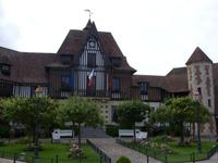 Tag 6 - 3 - Strand- und Stadtspaziergang in Deauville (11) - Rathaus#