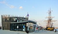 Touristinformation und Segelschiff in St. Malo