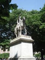 Vosgesenplatz im Marais Viertel Statue von Ludwig XIII
