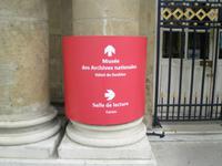 Wegweiser an Nationalarchiv