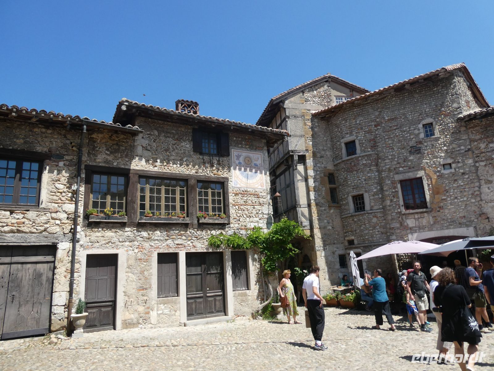 am zentralen Dorfplatz