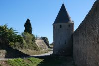 entlang der Stadtmauer von Carcassonne 
