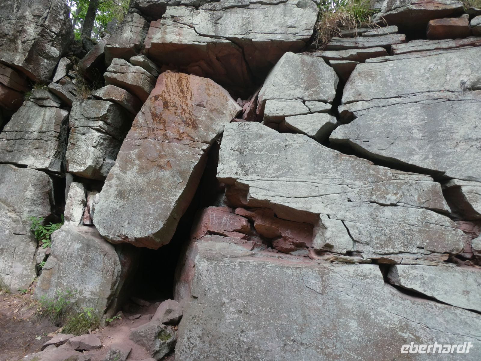 große Felsbrocken am Weg