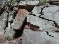 große Felsbrocken am Weg
