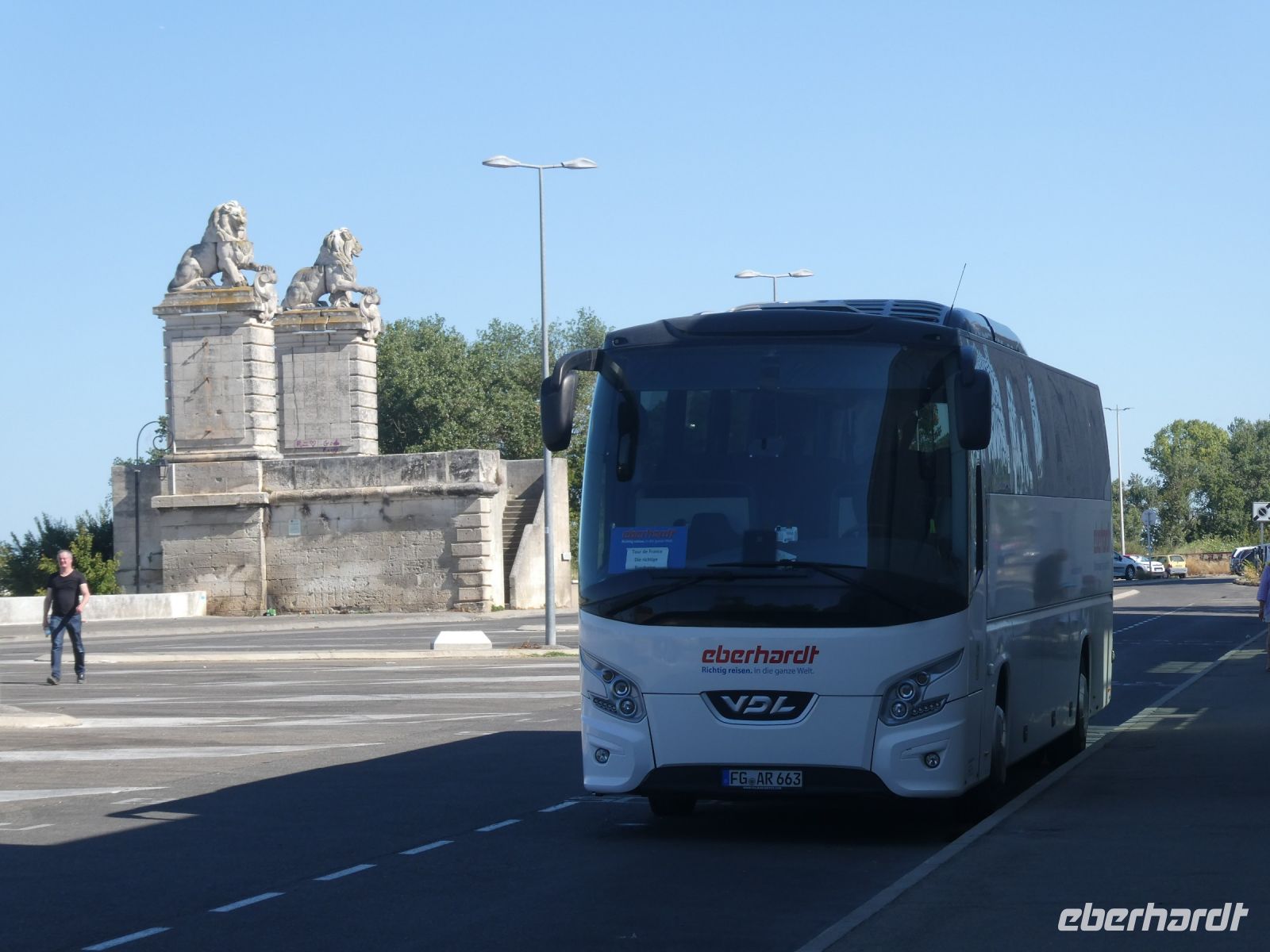 unser Bus wartet in Arles