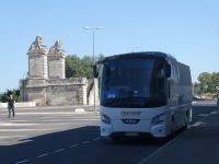 unser Bus wartet in Arles