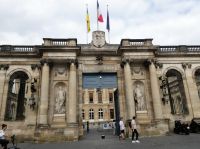 vor dem Rathaus von Bordeaux
