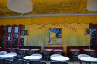 vor dem berühmten Café in Arles