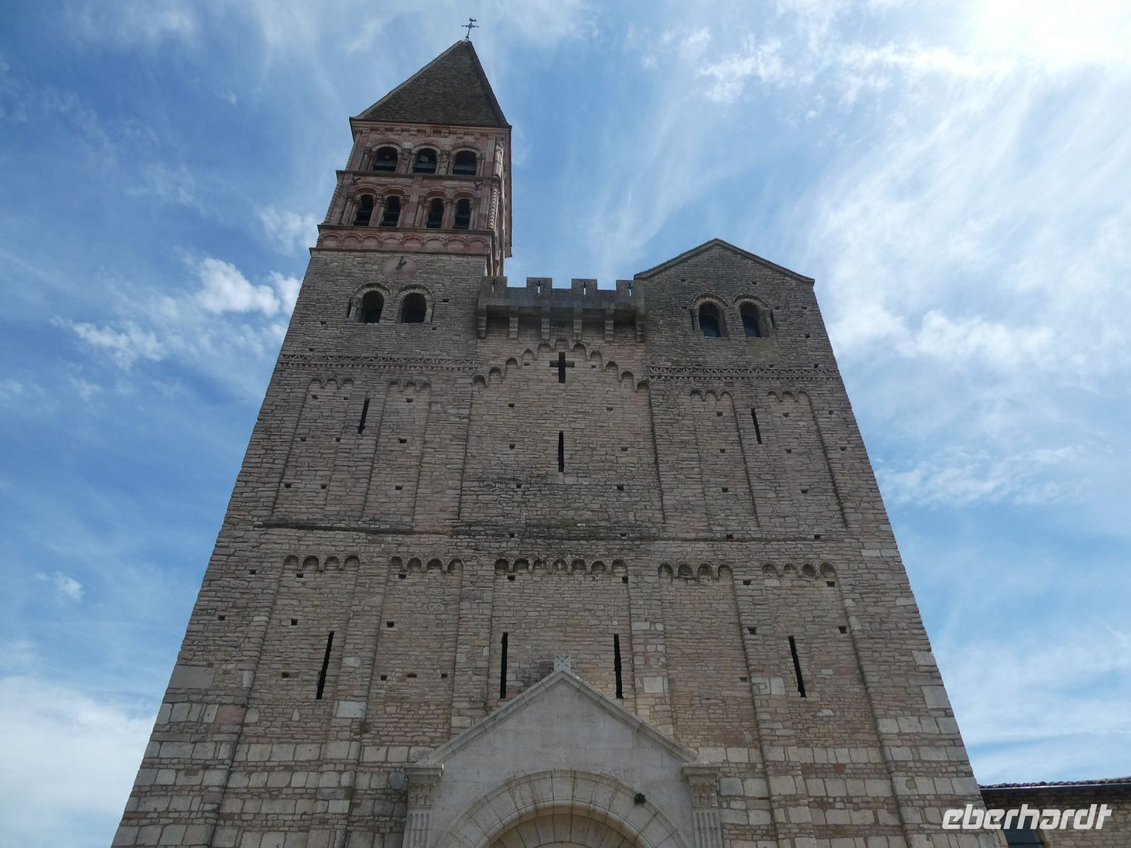 vor der Abtei in Tounus