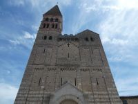 vor der Abtei in Tounus