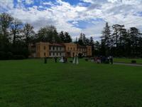 Hochzeitsgesellschaft im Park des Dadiani Palastes, Zugdidi