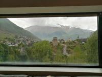 Blick aus dem Fenster im Naturkundemuseum in Mestia