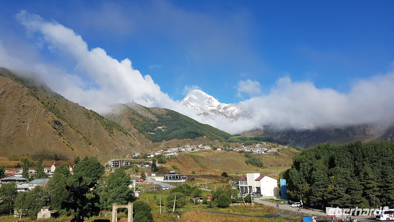 Georgien, Stepanzminda, Blick vom Hotel Porta Causasia am Morgen