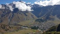 Georgien, Stepanzminda, Blick von der Gergetikirche