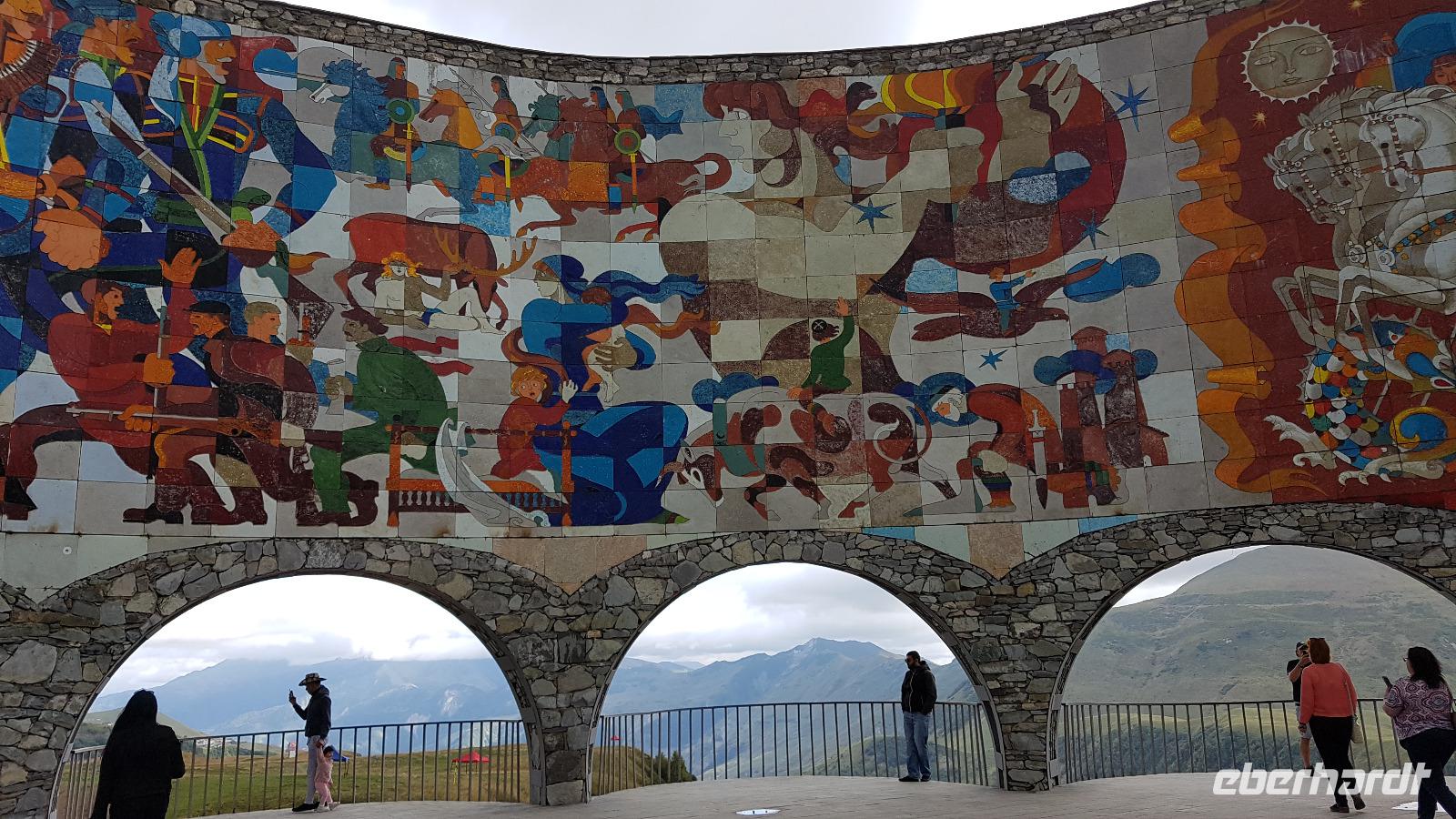 Georgien, Kasbegregion, Aussichtsplattform mit Mosaik