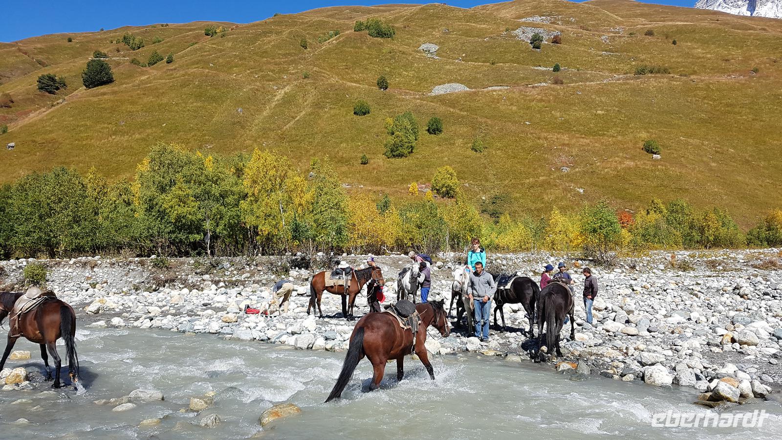 Georgien, Wanderung Adishi - Khalde, Flussquerung