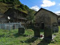 Kleine Santa-Barbara-Kirche mit wertvollen Fresken auf dem Weg nach Ushguli