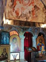 Kleine Santa-Barbara-Kirche mit wertvollen Fresken auf dem Weg nach Ushguli