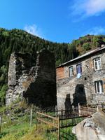 Kleine Santa-Barbara-Kirche auf dem Weg nach Ushguli