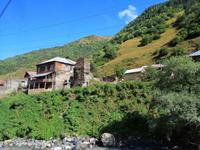Kleine Santa-Barbara-Kirche auf dem Weg nach Ushguli
