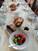 georgische Küche: frischer Salt mit Fladenbrott