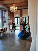 Weinverkostung auf dem Chamber of Georgien Wine: mit georgischer Folklore.