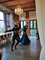 Weinverkostung auf dem Chamber of Georgien Wine: mit georgischer Folklore.