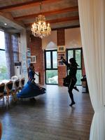 Weinverkostung auf dem Chamber of Georgien Wine: mit georgischer Folklore.