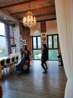 Weinverkostung auf dem Chamber of Georgien Wine: mit georgischer Folklore.