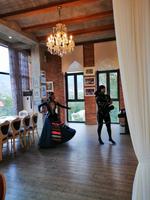 Weinverkostung auf dem Chamber of Georgien Wine: mit georgischer Folklore.