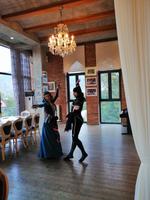 Weinverkostung auf dem Chamber of Georgien Wine: mit georgischer Folklore.