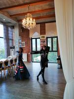 Weinverkostung auf dem Chamber of Georgien Wine: mit georgischer Folklore.