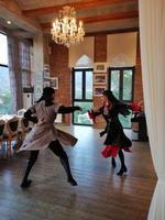 Weinverkostung auf dem Chamber of Georgien Wine: mit georgischer Folklore.