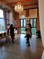 Weinverkostung auf dem Chamber of Georgien Wine: mit georgischer Folklore.