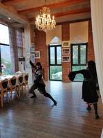 Weinverkostung auf dem Chamber of Georgien Wine: mit georgischer Folklore.