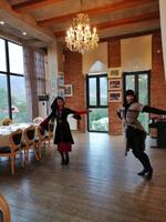 Weinverkostung auf dem Chamber of Georgien Wine: mit georgischer Folklore.