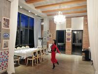 Weinverkostung auf dem Chamber of Georgien Wine: mit georgischer Folklore.