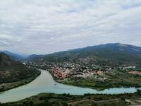 Mzcheta: alte Hauptstadt von Georgien, Blick auf die Altstadt von der Dschwari-Kirche, Zusammenfluß der Flüsse Mtkvari und Aragvi