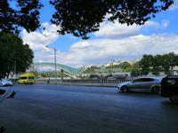 Tbilisi, die Friedensbrücke und Parlamentsgebäude