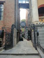 eine enge Gasse in Tbilisi