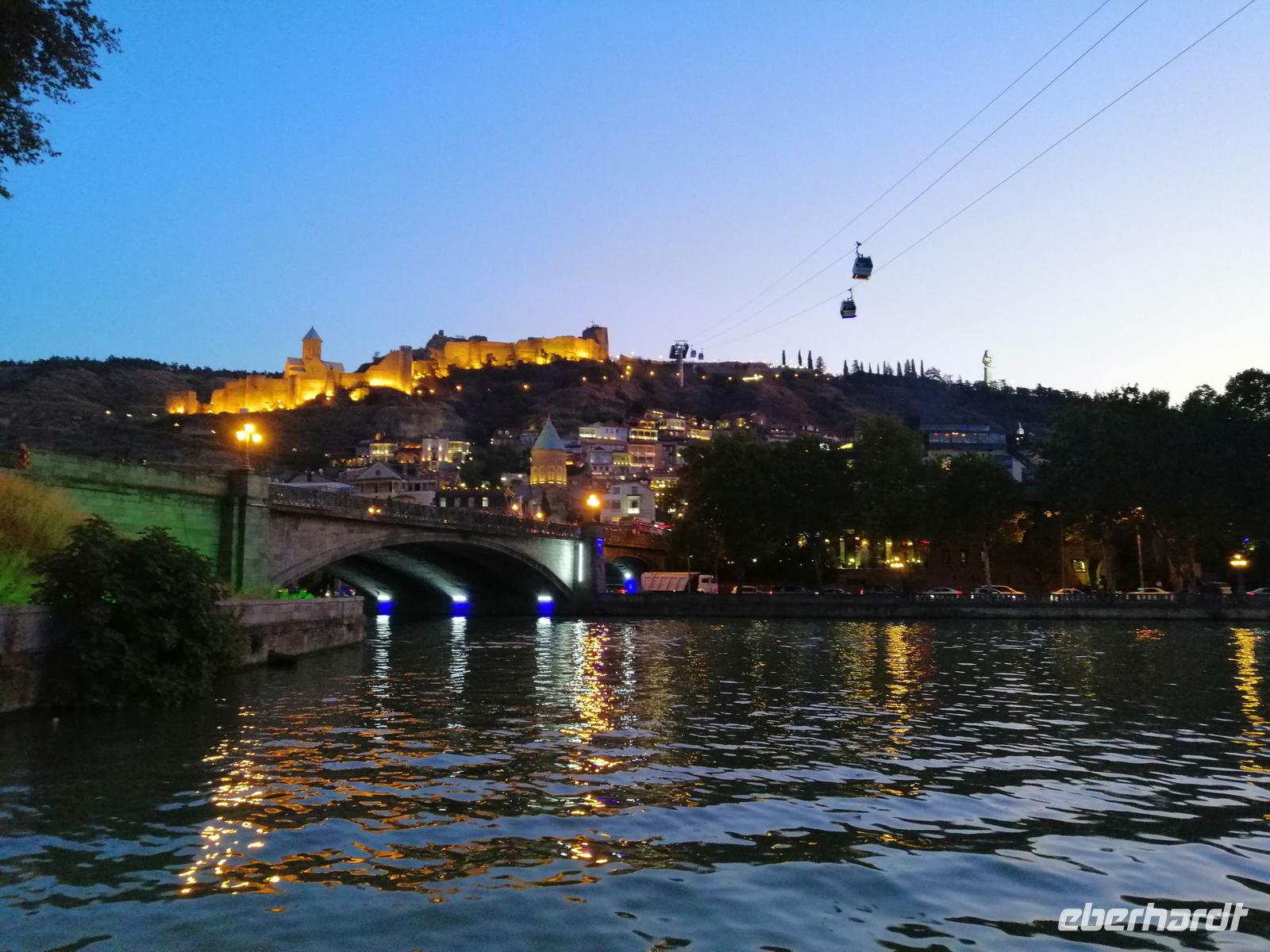 Tbilisi, Bootsausflug mit Abendessen auf dem Mtkvari-Fluß