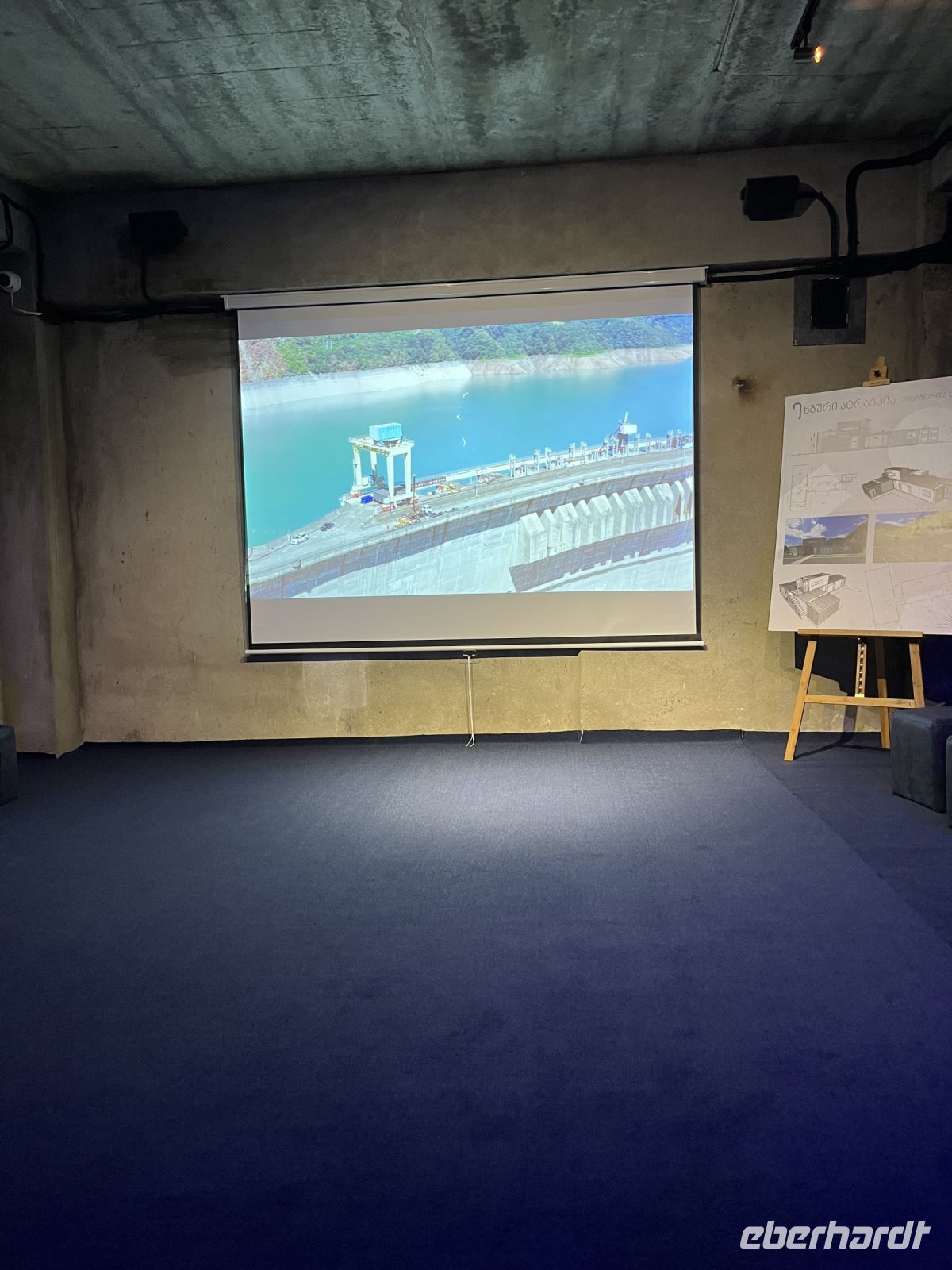 Filmvorführung, Enguri-Staumauer, Georgien