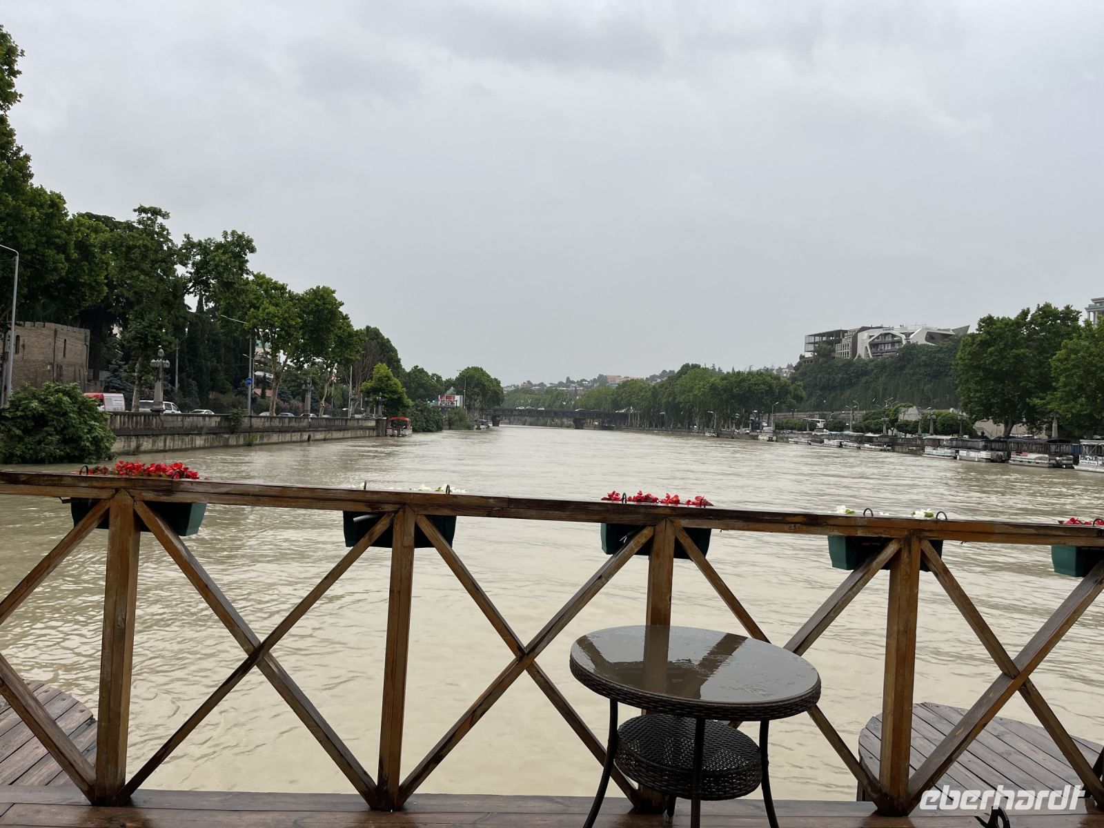 Abendessen auf dem Boot, Kura Fluss, Tbilisi, Georgien