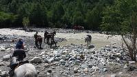 Flussüberquerung auf dem Pferd