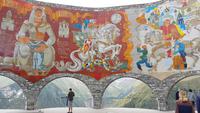 Georgien, Kasbegregion, Aussichtsplattform mit Mosaik