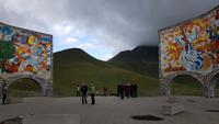 Georgien, Kasbegregion, Aussichtsplattform mit Mosaik