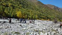 Georgien, Wanderung Adishi - Khalde, Flussquerung