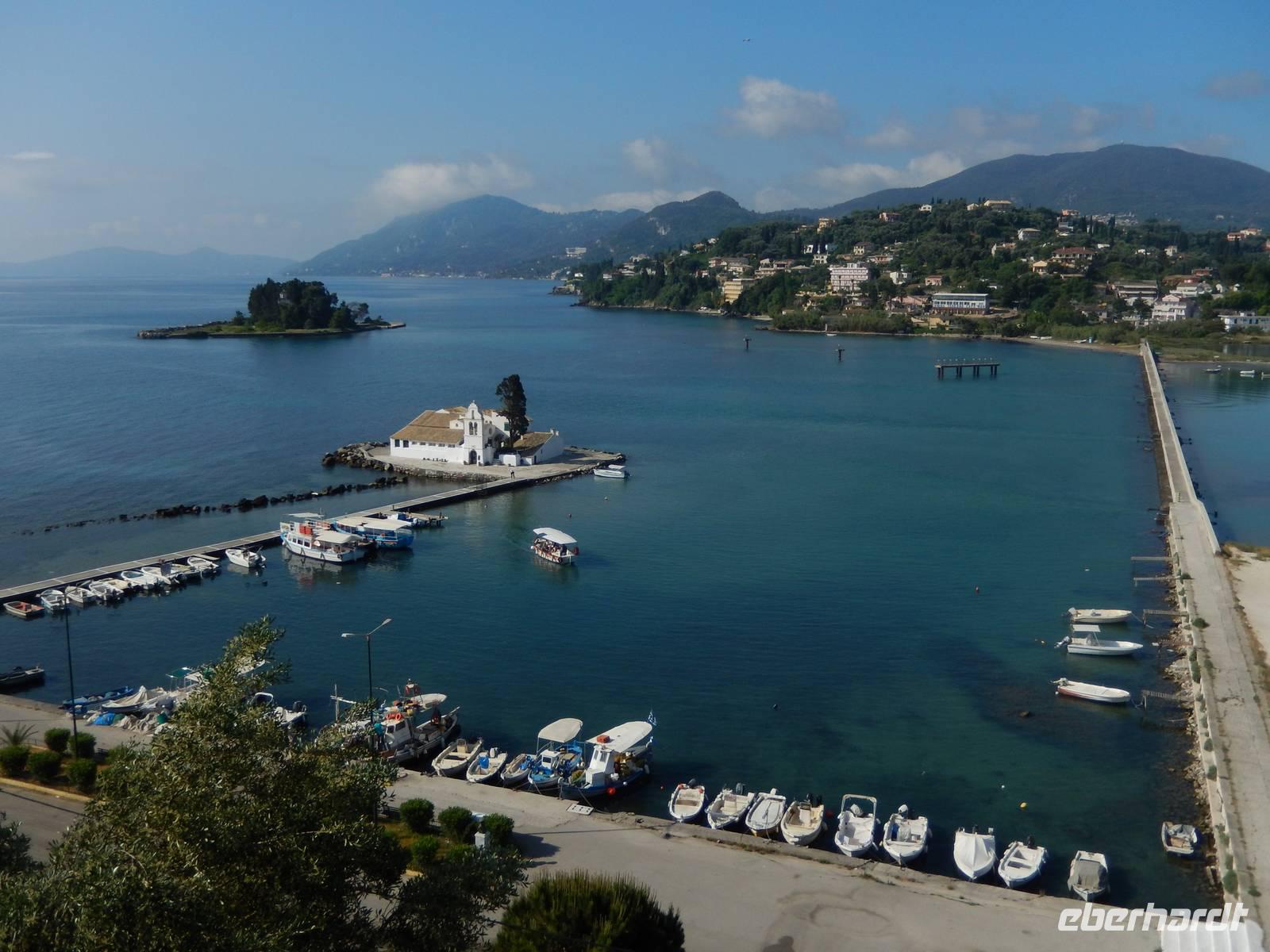 Blick auf die Mäuseinsel (hinten) und die Klosterinsel Vlacherna