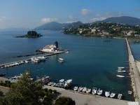 Blick auf die Mäuseinsel (hinten) und die Klosterinsel Vlacherna